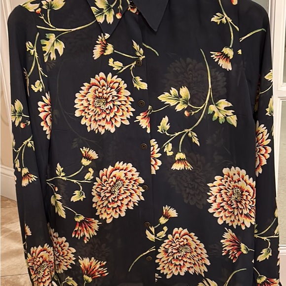 Floral blouse. - Picture 1 of 3